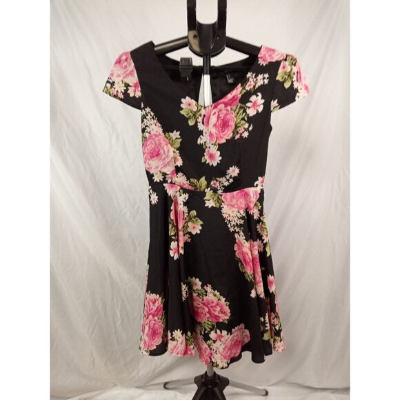 Forever 21 Dresses & Skirts - Forever 21 Junior's Black Pink Floral Mini Dress w/Cap Sleeves Size Small